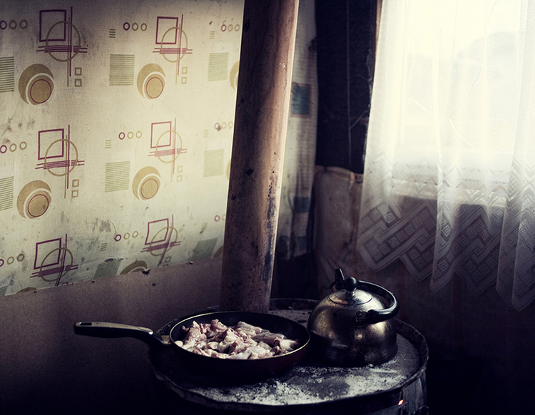 Kolacja przygotowywana na specjalnej, prowizorycznej kuchence; z cyklu "Stigma", fot. Adam Lach, Napo Images